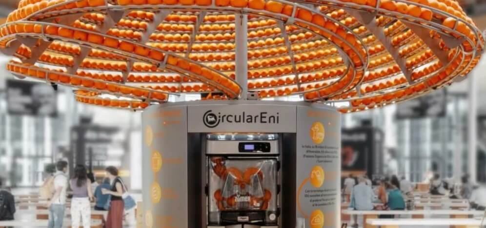 橙皮制杯子的橙汁機(jī).jpg 橙皮制杯子的橙汁機(jī).jpg