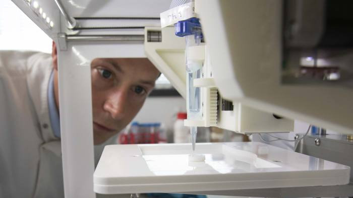 利用3D打印機(jī)打印眼角模.jpg 利用3D打印機(jī)打印眼角模.jpg